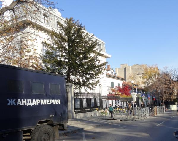 <p>Посолството на Франция в София бе със засилена охрана ден след атентата в Париж на 13 ноември 2015.</p>

<p>София, ул. Оборище, 14 ноември 2015.</p>

<p>Снимка: Bloomberg TV Bulgaria</p>
