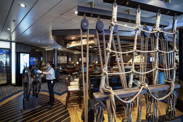 <p>Член на екипажа на борда на Spectrum of the Seas, 21 май 2019. Сингапур. Photographer: Bryan van der Beek/Bloomberg</p>
