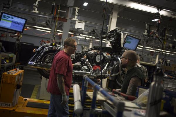 <p>Работници в завода на Harley-Davidson Inc. на 3 ноември&nbsp; 2015.</p>

<p>Photographer: John Taggart/Bloomberg</p>
