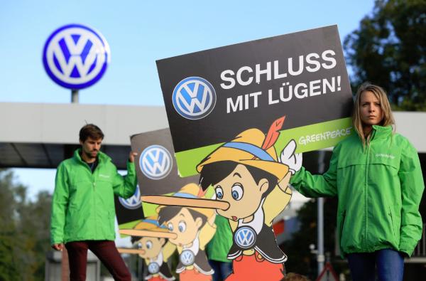 <p>Членове на Greenpeace носят плакати с Пинокио по време на протест пред главния офис на Volkswagen AG във Волфсбург, Германия.</p>

<p>Петък, 25 септември, 2015.</p>

<p>Тогава Volkswagen се очакваше да назначи шефа на Porsche Матиас Мюлер за новия главен изпълнителен директор и да обяви оттеглянето на топ директори заради скандала с манипулираните резултати на тестовете за вредни емисии.</p>

<p>Снимка: Krisztian Bocsi/Bloomberg</p>
