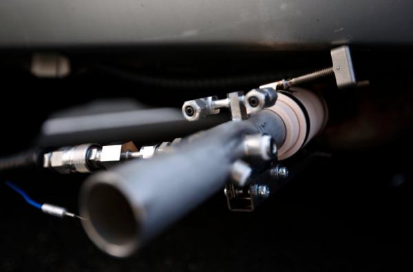 <p>Части от системата на Horiba Ltd. OBS-ONE на ауспуха на кола по време на тестове на емисии отработени газове в лабораторията в Киото, Япония.</p>

<p>Снимка: Tomohiro Ohsumi/Bloomberg</p>
