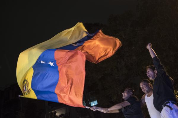 <p>Безпрецедентната рецесия и колапса на боливара накараха избирателите да се обърнат срещу популистката политика на президента Николас Мадуро.</p>

<p>Управляващата социалистическа партия печели едва 46 места в парламента. Опозицията печели 99 места в 167-местния Конгрес.</p>

<p>Photographer: Carlos Becerra/Bloomberg</p>
