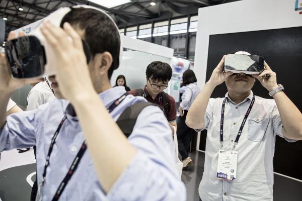 &lt;p&gt;Шлемове за виртуална реалност (VR).&lt;/p&gt;

&lt;p&gt;Photographer: Qilai Shen/Bloomberg&lt;/p&gt;
