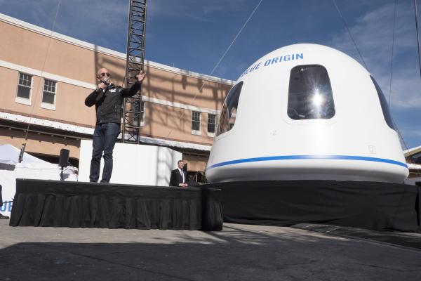 <p>Джеф Безос, главен изпълнителен директор на Amazon.com Inc. и основател на Blue Origin пред капсулата New Shepard в Колорадо спрингс, Колорадо, САЩ на 5 април, 2017.</p>

<p>Безос реинвестира средства, спечели от Amazon след като основа компанията си за изследване на космоса преди десетилетие и планира да праща туристи в орбита до 2г.</p>
