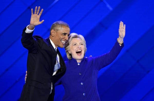 <p>Президентът на САЩ Барак Обама и първата жена-кандидат Хилъри Клинтън на конгреса на Демократическата партия. Филаделфия, 27 юли 2016. Photographer: David Paul Morris/Bloomberg</p>
