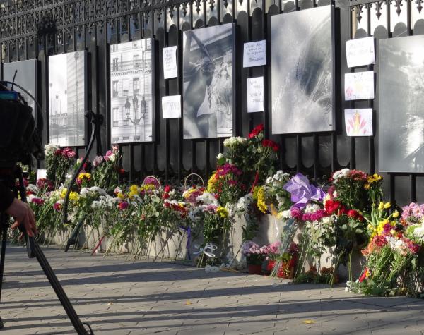 <p>Медиите в цял свят цял ден отразяваха трагичните събития в Париж на 13 ноември.</p>

<p>София, посолството на Франция, 14 ноември 2015.</p>

<p>Снимка: Bloomberg TV Bulgaria</p>
