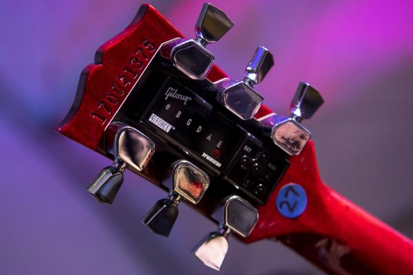 <p>Китара Gibson Les Paul с G Force Automatic Tuning System на Gibson Brands Inc. CES 6 януари 2017,&nbsp; Лас Вегас, САЩ. Photographer: David Paul Morris/Bloomberg.</p>
