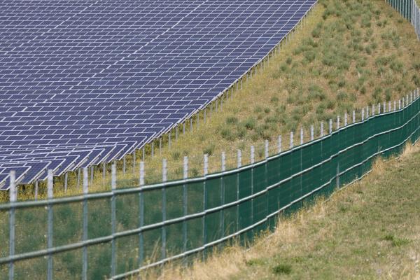 <p>Слънчеви панели във ферма на Entega AG в Тюнген, Бавария, Германия. 30 юли 2018. Photographer: Alex Kraus/Bloomberg.</p>

<p>Новата коалиция на германския канцлер Ангела Меркел обеща по-бързо да премине към вятърна и слънчева енергия като увеличи дела на чистата енергия до 65% от общото производство на ток до 2030, а някои производства ще останат да работят на газ при нужда.</p>
