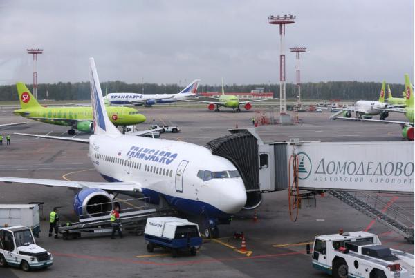 <p>Летище Домодедово, Boeing 737 на Трансаеро и пътнически самолети на S7 на 30 септември 2015.</p>
