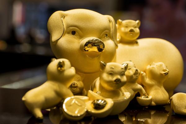 <p>Златно прасенце на витрината на магазин на Chow Tai Fook в Хонконг, Китай. 28 януари 2019. Photographer: Paul Yeung/Bloomberg.</p>
