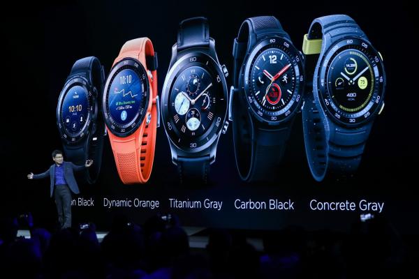 <p>Ричарт Ю, главен изп. директор на Huawei Technologies Co Ltd. представя Huawei Watch 2 преди WMC в Барселона, Испания. 26 февруари 2017. Photographer: Chris Ratcliffe/Bloomberg.</p>
