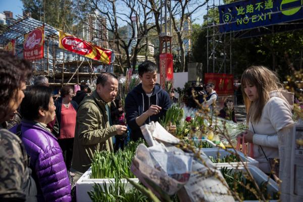 <p>Клиенти купуват нарциси за Пролетния фестивал на пазара за цветя в Хонконг, Китай на 7 февруари 2016.</p>

<p>Финансовите пазари в Хонконг са затворени на 8, 9 и 10 февруари за Лунната нова година и отварят на 11 февруари.<br />
Photographer: Billy H.C. Kwok/Bloomberg<br />
&nbsp;</p>
