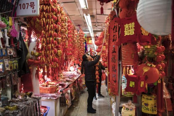<p>Пазар край градината Ююан, Шанхай. 28 януари 2019. Photographer: Qilai Shen/Bloomberg.</p>

<p>&nbsp;</p>

<p>Милиони китайци тръгват на път, за да посрещнат новата година със семействата си. Според Ctrip ще пътуват над 400 млн души.</p>
