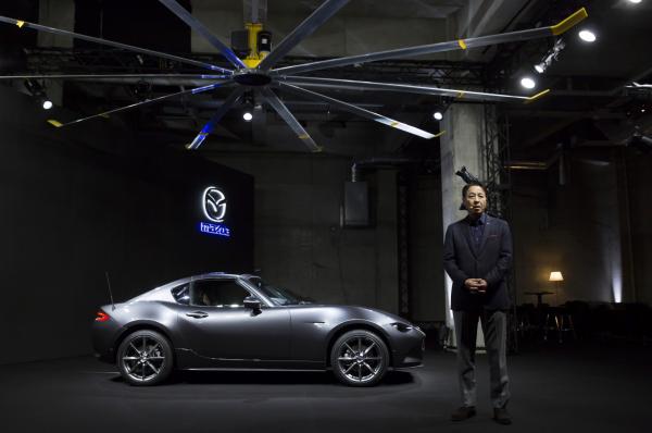 <p>Масамичи Когай, директор на Mazda Motor Corp. повори по време на старта на Roadster RF в Токио, Япония. 10 ноември 2016. Photographer: Tomohiro Ohsumi/Bloomberg.</p>

<p>Mazda разработва електромобил и е в преговори за обединяване на усилията с Toyota, каза Когай.</p>
