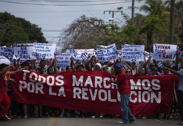 <p>Про-правителствена демонстрация с лозунг &quot;Марш за революцията&quot; преди началото на посещението на Обама в Хавана на 20 март 2016.</p>

<p>Photographer: Eliana Aponte/Bloomberg</p>
