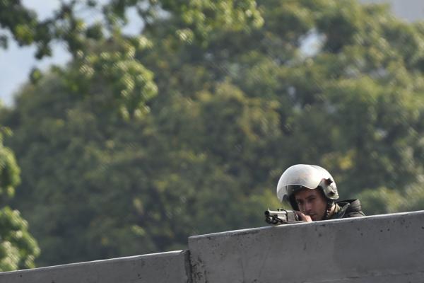 <p>Член на Националните боливарски въоръжени сили наблюдава протестиращи на магистрала Франциско Фахардо в Алтамира, Венецуела. 1 май 2019. Photographer: Carlos Becerra/Bloomberg.</p>

<p><a href="https://www.bloombergtv.bg/analizi/2019-05-01/koy-kontrolira-petrola">Петролът </a>в началото на май поевтиня, след кризата във Венецуела и по-големите от очакваните запаси в САЩ, както и при перспективата ОПЕК и съюзниците им да разширят съкращенията в производството.</p>
