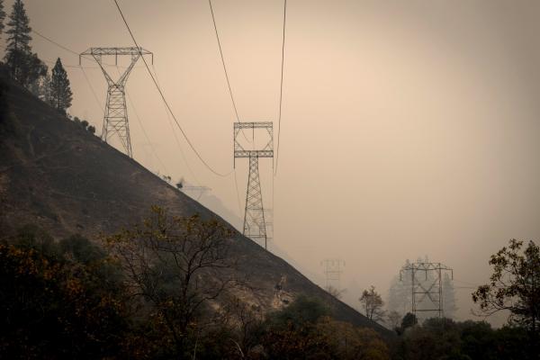 <p>Акциите на PG&amp;E Corp. изгубиха 18% от стойността си на 14 ноември 2018, след като компанията каза, че е изчерпала револвиращите кредитни линии и сигнализира за растяща финансова криза.</p>
