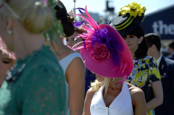 <p>Всяка жена, която ходи на конни състезания знае, че облеклото й не е завършено без шапка.</p>

<p>Melbourne Cup означава и мода.</p>

<p>Photographer: Carla Gottgens/Bloomberg</p>

<p>&nbsp;</p>
