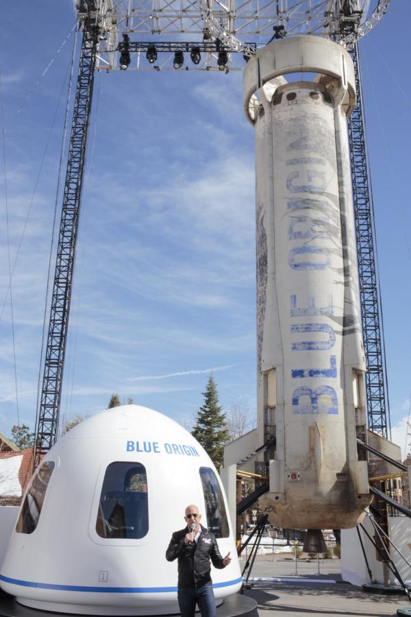 <p>Пред ракетата-носител New Glenn на капсулата-макет в реални размери New Shepard, основателят на Amazon.com и Blue Origin Джеф Безос каза, че смята да продаде акции за около 1 млрд. долара от Amazon, за да финансира компанията си за космически изследвания.</p>
