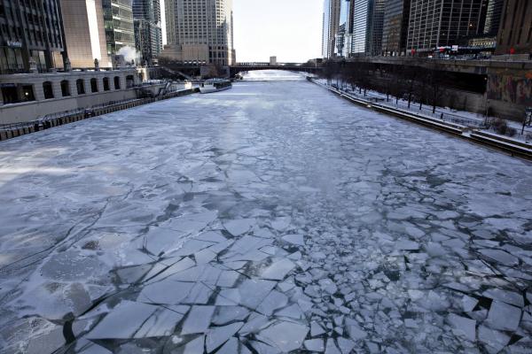 <p>Лекодод при Чикаго. Чикаго, Илинойс, 30 януари 2019. Photographer: Daniel Acker/Bloomberg.</p>

<p>12 души загинаха в САЩ заради ниските температури до минус 30 градуса по Целзий в Чикаго и минус 37 градуса по Целзий в Северна Дакота.</p>

<p>&nbsp;</p>

<p>Ледената епоха обхвана района на Големите езера до Нова Англия.</p>

<p>Извънредно положение бе обявено в Западен Уисконсин, Мичиган и Илинойс и дори обичайно по-топлите щати Алабама и Мисисипи.</p>
