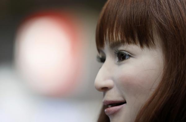 <p>Хуманоиден робот Kokoro Co, произведен от Tokyo Metropolitan Industrial Technology Research Institute на изложението в Токио 2015. Photographer: Tomohiro Ohsumi/Bloomberg</p>
