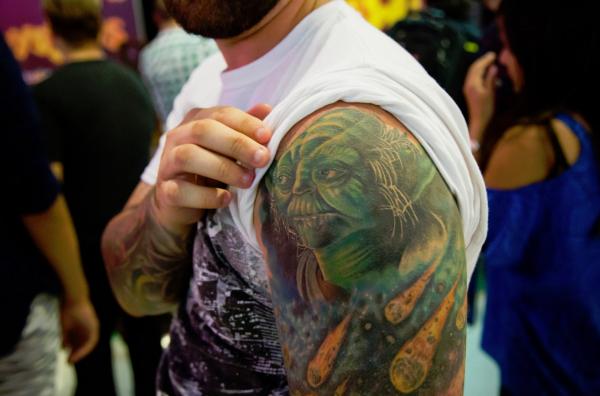 <p>Посетител показва татуировката си с Йода.</p>

<p>Photographer: Michael Nagle/Bloomberg</p>
