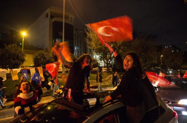 <p>Партията на справедливостта и развитието в Турция спечели достатъчно гласове за еднопартийно управление.</p>

<p>Photographer: Kerem Uzel/Bloomberg</p>

<p>&nbsp;</p>
