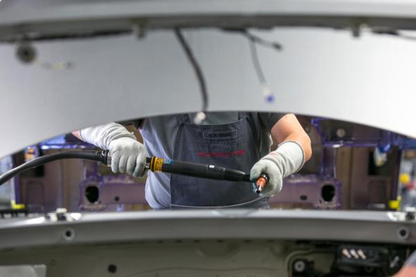 <p>Работник монтира ел.компоненти в Porsche 911 на поточната линия в завода на Porsche AG.</p>

<p>Photographer: Krisztian Bocsi/Bloomberg</p>
