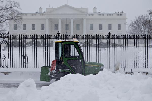 <p>Снегорин на Deere &amp; Co. рине сняг пред Белия дом във Вашингтон, в събота, 23 януари 2016.</p>

<p>На 24 януари Ню Йорк излезе от бурята, но Вашингтон остава парализиран и в понеделник федералните офиси останаха затворени.</p>

<p>Photographer: Andrew Harrer/Bloomberg</p>
