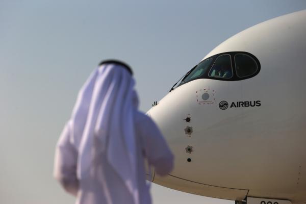 &lt;p&gt;Посетител на авиосалона в Дубай наблюдава Airbus A350 XWB на Airbus SAS, който рулира на откриването в Dubai World Central (DWC), ОАЕ на 8 ноември 2015.&lt;/p&gt;

&lt;p&gt;Photographer: Jasper Juinen/Bloomberg&lt;/p&gt;

&lt;p&gt;&amp;nbsp;&lt;/p&gt;
