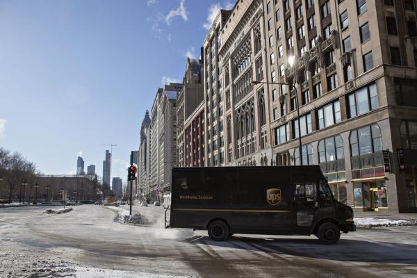 <p>Камион на UPS на улицата в Чикаго. 30 януари 2019. Photographer: Daniel Acker/Bloomberg.</p>

<p>Метеорологичната служба на САЩ /NWS/ предупреди, че човек може да замръзне, ако стои повече от 10 минути навън при толкова екстремни температури.</p>
