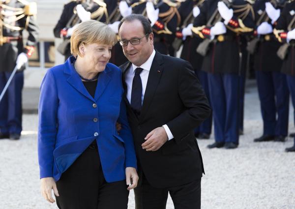 <p>Ангела Меркел и Франсоа Оланд преди една от многобройните им срещи през 2015. Европа бе изправена пред множество предизвикателства - от кризата в Гърция и напрежението в Украйна до притока на бежанци и терористичната заплаха.</p>
