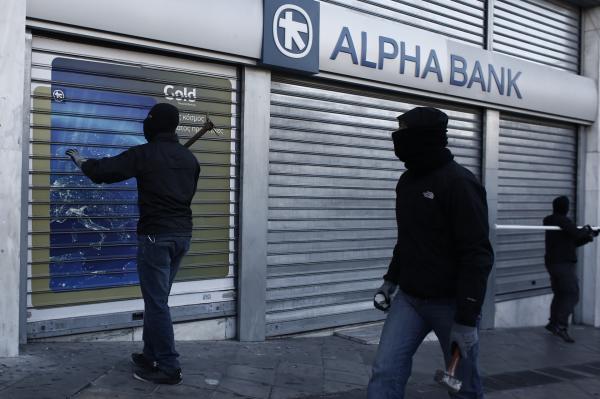<p>Анархисти атакуват офис на&nbsp;Alpha Bank AE на пл. Синтагма.</p>

<p>20 000 души излязоха по улиците в центъра на Атина, докато малка група анархисти замеряха с петролни бомби полицията към 13:30 следобед, съобщи полицията.</p>

<p>Photographer: Kostas Tsironis/Bloomberg</p>
