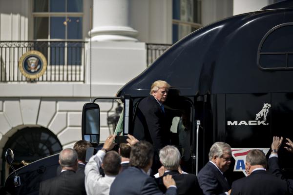 <p>Президентът на САЩ Доналд Тръмп по време на среща с шофьори на камиони пред Белия дом. Вашингтон. 23 март 2017. Photographer: Andrew Harrer/Bloomberg.</p>
