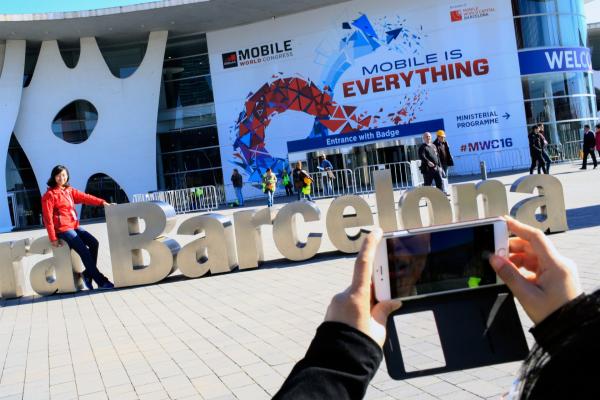 <p>Посетители се снимат пред халетата на Мобилния световен конгрес в Барселона, Испания на 20 февруари 2016, който се провежда на 22-24 февруари 2016.</p>

<p>Photographer: Pau Barrena/Bloomberg</p>
