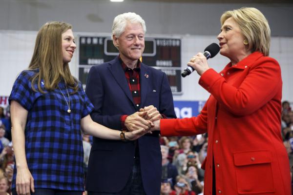 <p>Бившият държавен секретар и кандидат на Демократическата партия за президентската кампания през 2016 Хилъри Клинтън на митинг в Айова със съпруга си, бившият президент на САЩ Бил Клинтън и тяхната дъщеря Челси Клинтън в Чедар Рапидс на 30 януари 2016.</p>

<p>Photographer: Patrick T. Fallon/Bloomberg</p>
