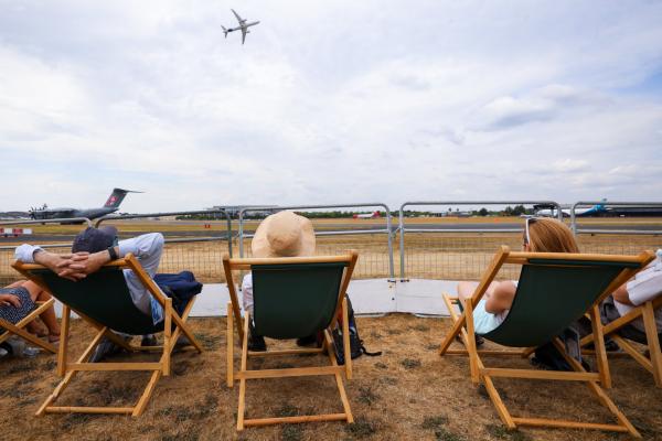 <p>Посетители наблюдават авиошоуто във Фарнбъро, Великобритания. 16 юли 2018. Photographer: Simon Dawson/Bloomberg.</p>

