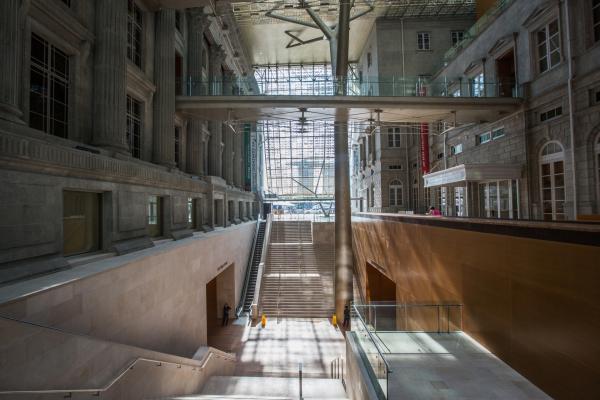 <p>Изкуството на ЮИ Азия намери постоянен дом в Националната галерия на Сингапур. Музеят е знак за амбицията на острова да стане важна арт дестинация.</p>

<p>Photographer: Nicky Loh/Bloomberg</p>
