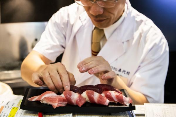 <p>Ресторант Сушизанмай на Kiyomura Corp. в Токио. 5 януари 2019. Photographer: Keith Bedford/Bloomberg.</p>

<p>Скъпата рибата-тон ще бъде сервирана на редовни цени в ресторантите Sushi Zanmai, за около 200 долара за порция, съобщи Nikkei</p>
