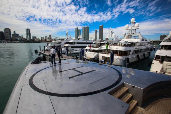 <p>Хеликоптерна площадка на палубата на 253-футовата /77м/ суперяхта Silver Fast.</p>

<p>Miami Boat Show се провежда до 15 февруари 2016. Събитието е ежегодно и се организира от 75г. Около 12% от собствениците на суперяхтите в света са от Близкия изток.</p>

<p>Photographer: Chris Goodney/Bloomberg</p>
