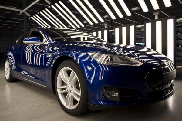 <p>Tesla Model S на проверка за качеството.</p>

<p>Photographer: Jasper Juinen/Bloomberg</p>
