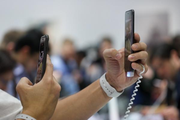 <p>Посетител снима смартфона P10 на <a href="http://www.bloombergtv.bg/biznes-start/2017-02-27/huawei-i-lg-electronics-pod-svetlinite-na-prozhektorite-na-kongresa-v-barselona">Huawei</a>, представен на MWC в Барселона, Испания. 26 февруари 2017. Photographer: Chris Ratcliffe/Bloomberg.</p>

<p>Huawei обеща до 5г. да измести Apple и Samsung от първите места в глобалните класации на най-добри смартфони. Компанията поиска през лятото на 2016 да спечели 25% пазарен дял в света.</p>

<p>Чуйте коментара на Керълайн Хайд от Bloomberg в първия ден от <a href="http://www.bloombergtv.bg/svetat-e-biznes/2017-02-28/kakvo-se-sluchva-na-svetovnoto-izlozhenie-moblie-world-congress">MWC</a>.</p>
