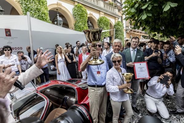 <p>Албърт Спайс с трофея. Неговата Alfa Romeo 33/2 Stradale от 1968 спечели Златната купа Вила д&#39;Есте, Чернобио, Италия. 26 май, 2018. Photographer: Alberto Bernasconi/Bloomberg.</p>

