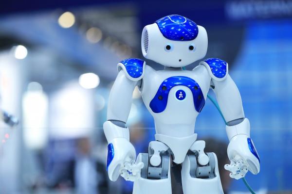 <p>Хуманоидният робот NAO на <a href="http://www.bloombergtv.bg/novini/2017-03-01/arm-shte-prodalzhava-da-naema-sluzhiteli">Softbank </a>Corp. на CeBIT 2017 в Хановер, Германия. 20 март 2017. Photographer: Krisztian Bocsi/Bloomberg.</p>

<p>Роботът е първоначално разработен от френската компания Aldebaran Robotics през 2006 и за 10г. направи голяма еволюция.</p>

<p>Петата версия на NAO - след като японската Softbank купи френския стартъп през 2015 - още не е достъпна за широката публика, различава вече пет човешки емоции.</p>
