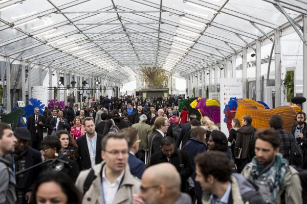 <p>Над <a href="http://www.bloombergtv.bg/novini/2015-11-30/11-darzhavi-obeshtavat-248-mln-za-klimatichen-fond">170 страни обещават</a> да намалят емисиите парникови газове. Президентът на Франция Франсоа Оланд поиска договор за климата.</p>

<p>Президентът на САЩ Барак Обама призова колегите си &quot;да са нивото&quot; на предизвикателствата.</p>

<p>Президентът на Китай Си Дзинпин каза, че развитите страни до 2020 трябва да събират 100 млрд долара, за да финансират климатични проекти в южните страни.</p>

<p>Photographer: Christophe Morin/Bloomberg</p>
