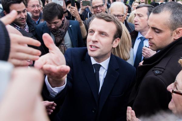 <p>Бившият министър на икономиката Еманюел Макрон се явява на избори за пръв път.</p>

<p>Резултатът на независимия и определян като центрист Макрон, основател на движението Напред означава, че за пръв път в съвременната история на Франция двете основни политически партии са победени на първи тур на президентските избори.</p>
