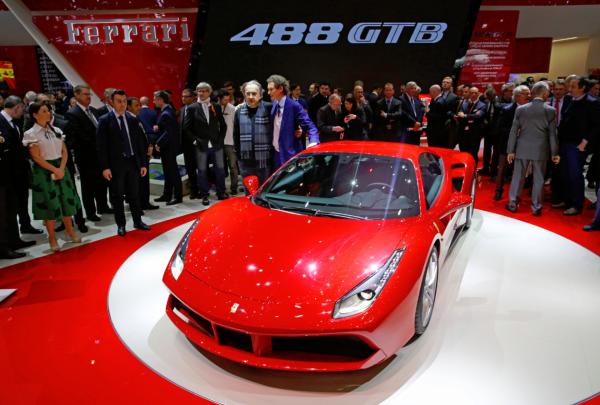 &lt;p&gt;Серджо Маркионе, председател на Ferrari SpA и главен изпълнителен директор на Fiat Chrysler Automobiles NV (FCA), в ляво и Джон Елкан, председател на Fiat Chrysler Automobiles NV (FCA), в дясно, позират до Ferrari 488 GTB turbo, произведена от Ferrari SpA, на откриването на 85 Автосалон в Женева на 3 март 2015.&lt;/p&gt;

&lt;p&gt;Снимка: Gianluca Colla/Bloomberg&lt;/p&gt;
