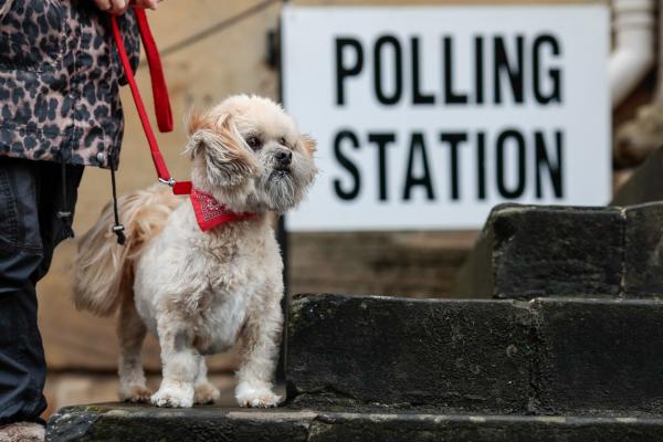 <p>Куче чака пред изборна секция. Гринуич. Лондон. 8 юни 2017. Photographer: Jason Alden/Bloomberg.</p>
