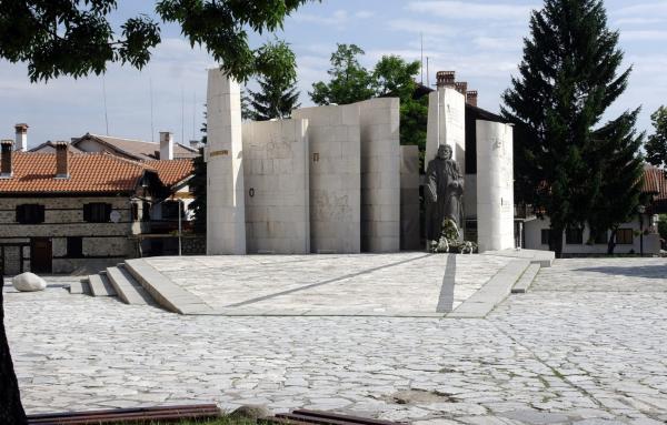 <p>Паметникът на Паисий в центъра на Банско.</p>
