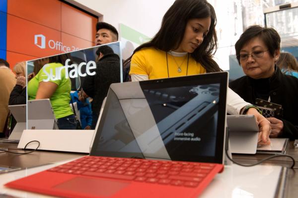 <p>Служителка помага на клиент със Surface Pro tablet на откриването на първия магазин на Microsoft Corp. в Ню Йорк на 26/10/2015.</p>

<p><br />
Photographer: Stephanie Keith/Bloomberg</p>
